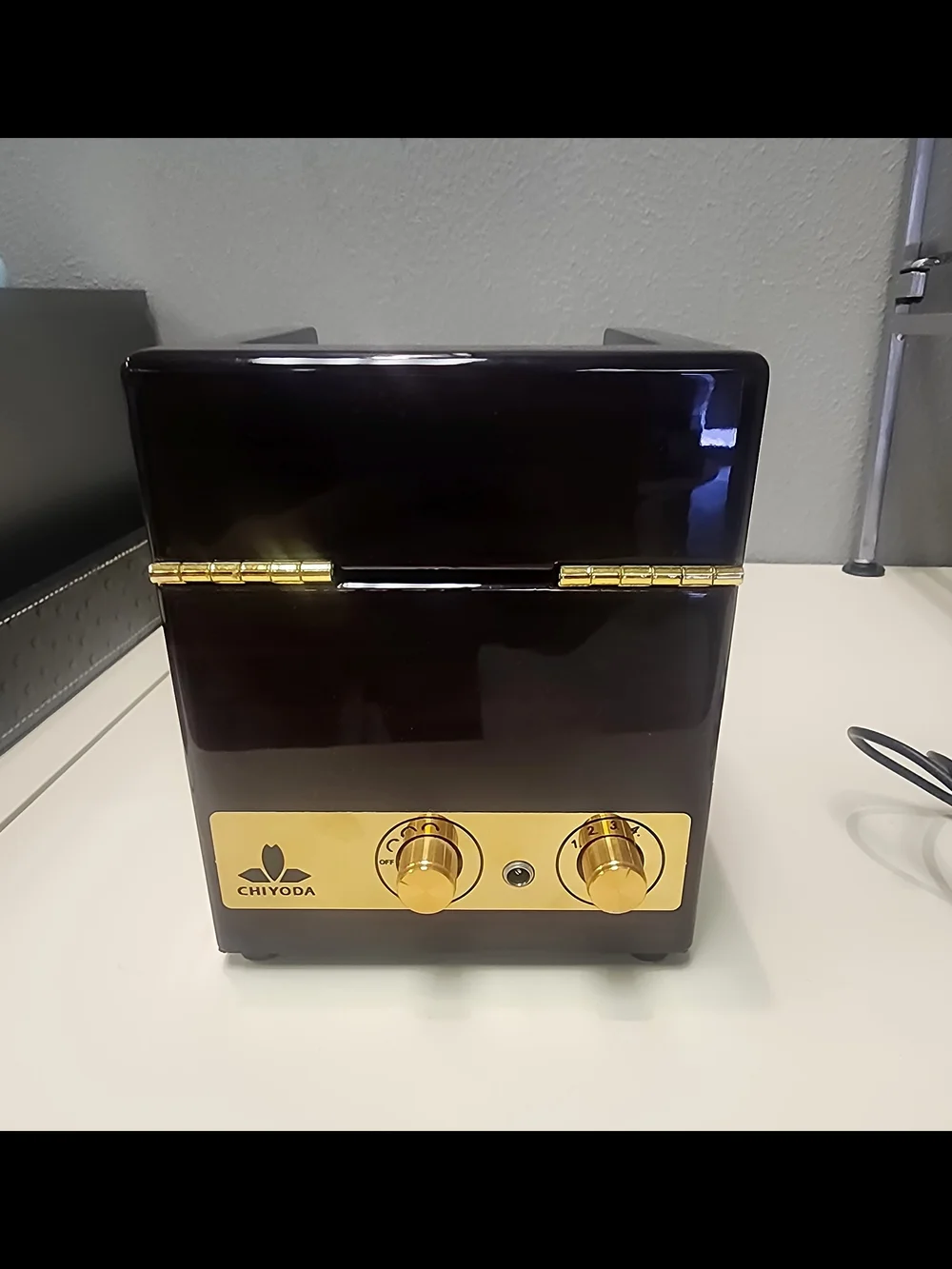 Wooden Watch Winder in Dark Brown with Clear Display
